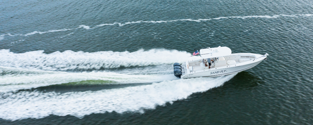 triple yamaha sandfly boat leaving wake