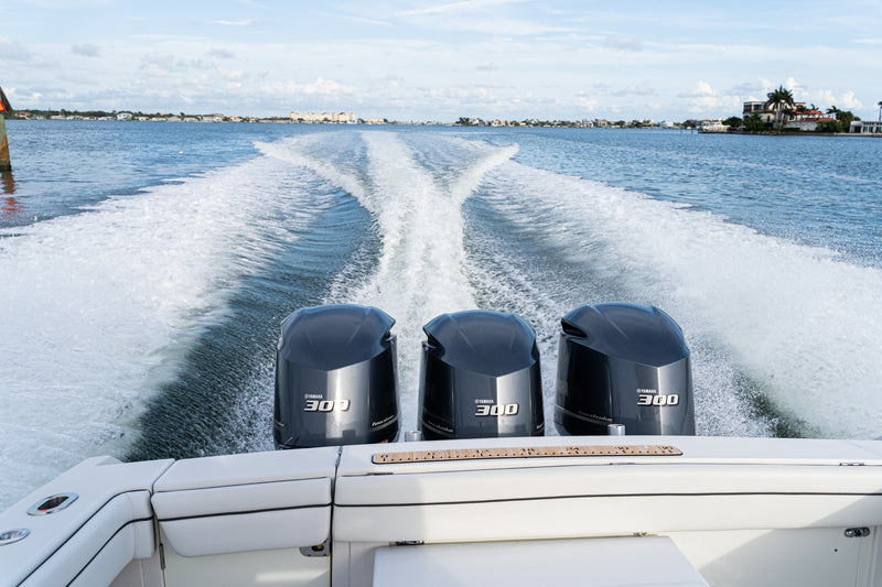 triple yamaha boat leaving wake